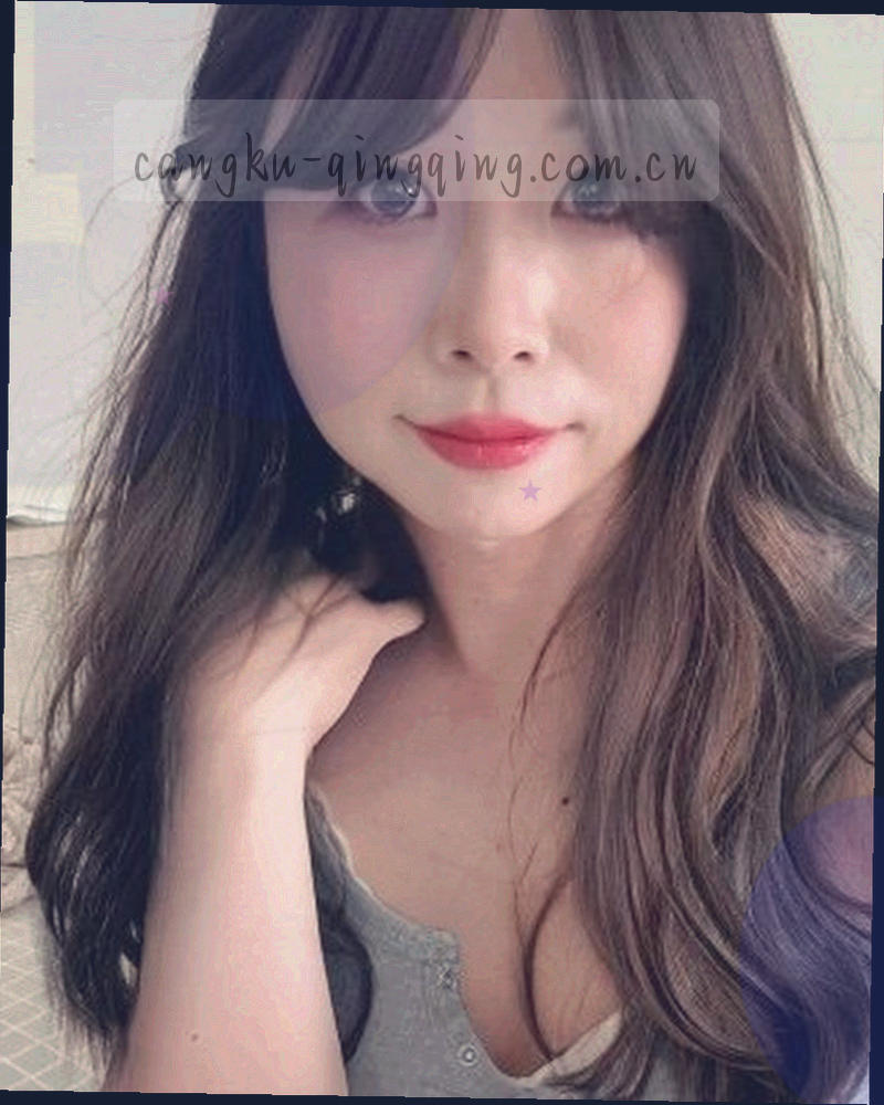 旧式投影仪与光柱的抽象摄影，突出胶片年代感