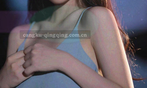 堆叠的旧纸本和索引卡，暗示目录整理工作